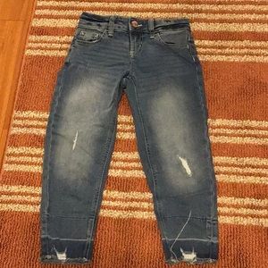 I’m selling a pair of dark light washed jeans
